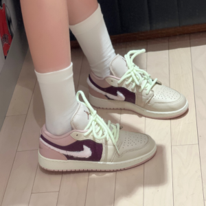 Giay Nike Air Jordan 1 Low SE GS 'Fur Swoosh' FZ3928-200